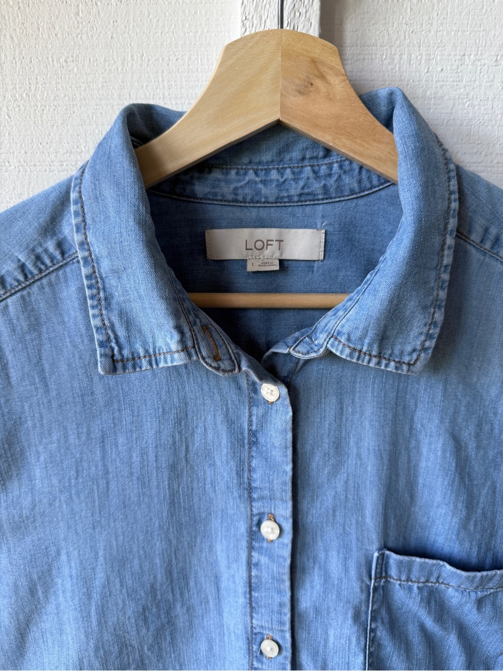 AT Loft Denim Chambray Button Down | EUC | Size L - Picture 4 of 7